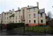 Spacious 2 double bedroom ground floor flat with large front and back 